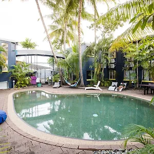 Mad Monkey Village Hostel Cairns